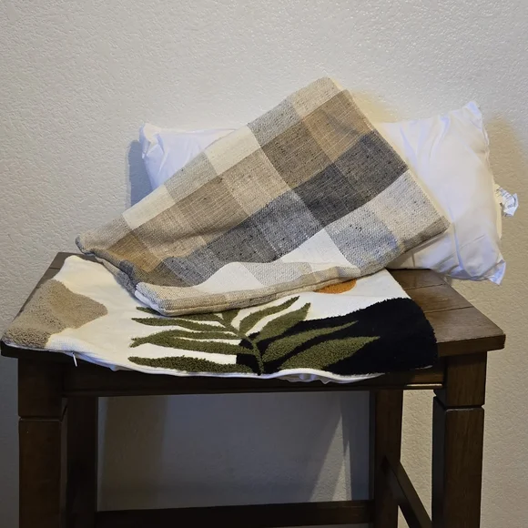 Colorful Leaf Design Throw Pillow - Picture 6 of 11